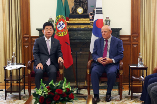 김진표 국회의장이 14일(현지시간) 리스본에 위치한 포르투갈 국회에서 아우구스트 산투스 실바 국회 의장을 만나 기념촬영을 하고 있다. <국회의장실 제공>